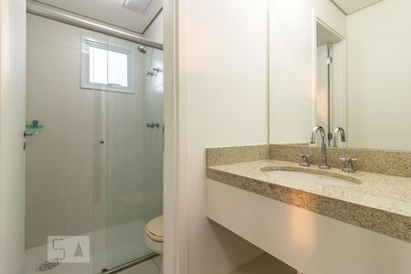 Banheiro de kitnet/studio para alugar com 1 quarto, 34m² em Água Branca, São Paulo