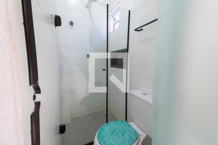 Banheiro de kitnet/studio para alugar com 1 quarto, 20m² em Jardim Independência, São Paulo