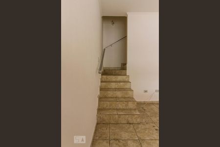 Escada de Acesso aos Quartos e Banheiro  de casa para alugar com 2 quartos, 110m² em Parque São Jorge, São Paulo