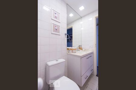 Banheiro social de apartamento à venda com 2 quartos, 75m² em Chácara Inglesa, São Paulo