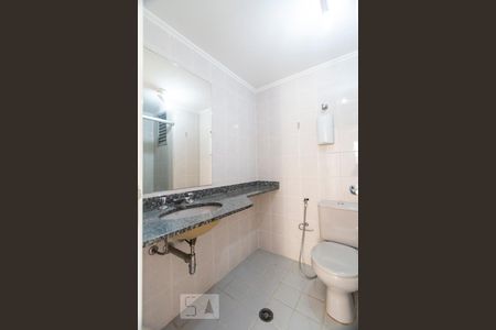 Banheiro social de apartamento para alugar com 3 quartos, 75m² em Chácara Inglesa, São Paulo