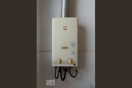 Detalhe aquecedor a gás no banheiro social de apartamento para alugar com 2 quartos, 70m² em Leblon, Rio de Janeiro