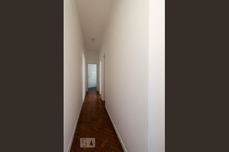 Corredor de acesso aos dormitórios e banheiro de apartamento para alugar com 2 quartos, 70m² em Leblon, Rio de Janeiro