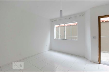 Sala de casa de condomínio para alugar com 2 quartos, 67m² em Vila Nivi, São Paulo