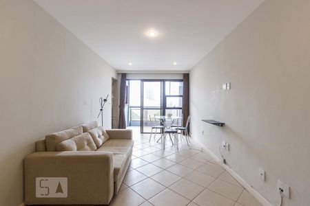 Sala de apartamento para alugar com 1 quarto, 58m² em Barra da Tijuca, Rio de Janeiro