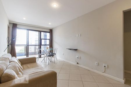 Sala de apartamento para alugar com 1 quarto, 58m² em Barra da Tijuca, Rio de Janeiro