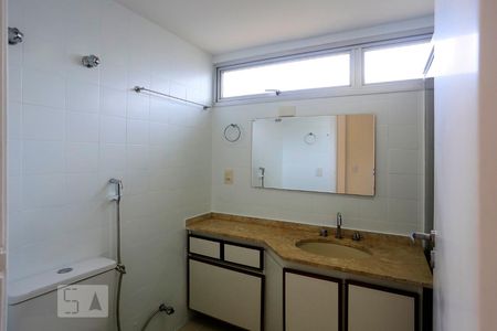 Banheiro de apartamento para alugar com 3 quartos, 106m² em Vila Madalena, São Paulo