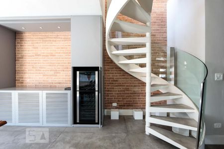 Escada para segundo andar de apartamento para alugar com 2 quartos, 230m² em Real Parque, São Paulo