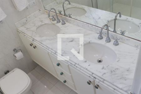 Apartamento para alugar com 240m², 3 quartos e 3 vagas Apartamento para alugar com 240m², 3 quartos e 3 vagasBanheiro da Suíte 1