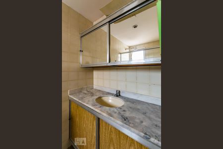 Banheiro de kitnet/studio para alugar com 1 quarto, 48m² em Centro, Campinas