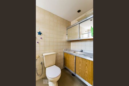 Banheiro de kitnet/studio para alugar com 1 quarto, 48m² em Centro, Campinas