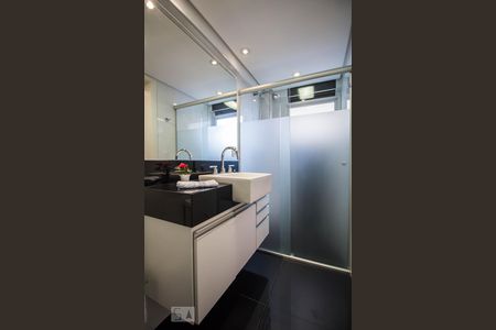 Banheiro suíte de apartamento à venda com 2 quartos, 90m² em Vila Madalena, São Paulo