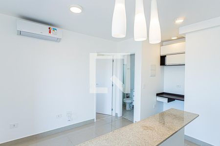 Sala e cozinha de apartamento para alugar com 1 quarto, 42m² em Vila Diva (zona Norte), São Paulo