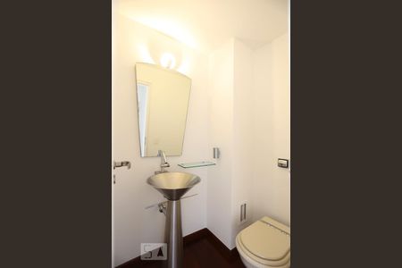 Lavabo de apartamento para alugar com 2 quartos, 118m² em Alto de Pinheiros, São Paulo