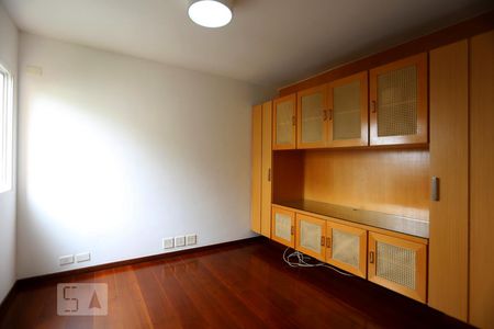 Sala de TV  de apartamento para alugar com 2 quartos, 118m² em Alto de Pinheiros, São Paulo