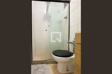 Banheiro de kitnet/studio para alugar com 1 quarto, 25m² em Botafogo, Rio de Janeiro