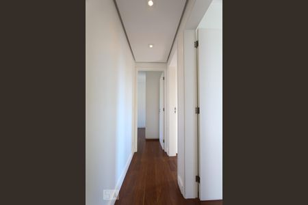 Corredor de apartamento à venda com 3 quartos, 110m² em Vila Suzana, São Paulo