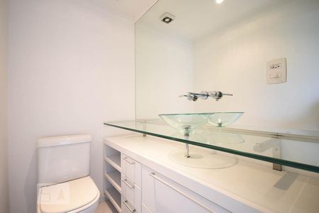 Banheiro suíte de apartamento para alugar com 1 quarto, 70m² em Vila Suzana, São Paulo