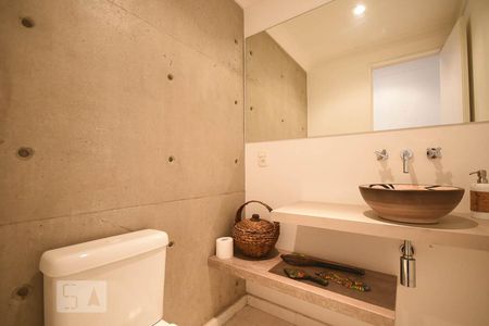 Lavabo de apartamento para alugar com 1 quarto, 70m² em Vila Suzana, São Paulo