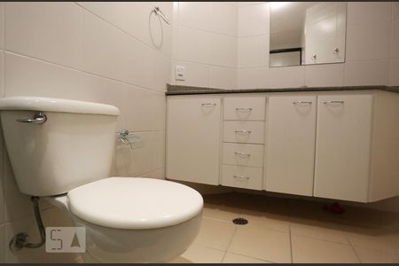 Banheiro de apartamento para alugar com 2 quartos, 78m² em Alphaville Industrial, Barueri