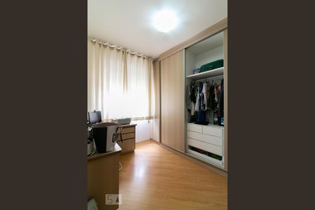 Closet e escritório da suíte de apartamento para alugar com 3 quartos, 93m² em Aclimação, São Paulo