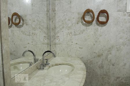 Banheiro de apartamento à venda com 2 quartos, 96m² em Higienópolis, São Paulo