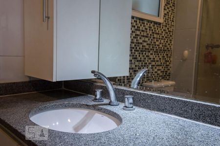 Banheiro de apartamento à venda com 3 quartos, 64m² em Vila Homero Thon, Santo André