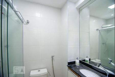 Banheiro de kitnet/studio para alugar com 1 quarto, 18m² em Tijuca, Rio de Janeiro