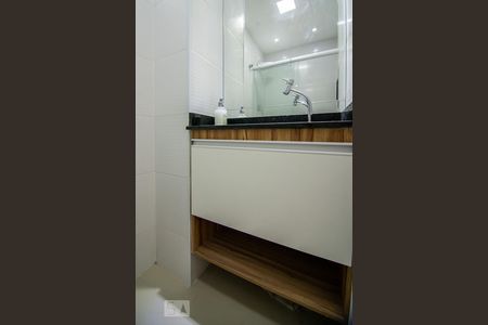 Banheiro de kitnet/studio para alugar com 1 quarto, 18m² em Tijuca, Rio de Janeiro