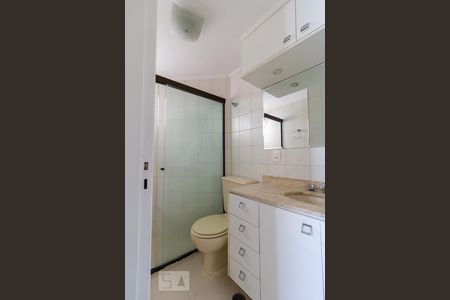 Banheiro de apartamento para alugar com 1 quarto, 45m² em Indianópolis, São Paulo