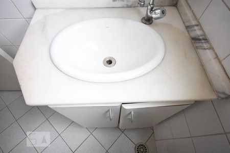 Detalhe do banheiro de apartamento para alugar com 2 quartos, 57m² em Vila Suzana, São Paulo