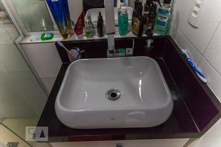 Banheiro de apartamento à venda com 2 quartos, 52m² em Vila Eldízia, Santo André