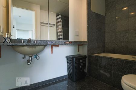 Banheiro de kitnet/studio para alugar com 1 quarto, 35m² em Jardim Paulista, São Paulo