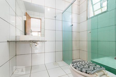 Banheiro de kitnet/studio para alugar com 1 quarto, 25m² em Curicica, Rio de Janeiro