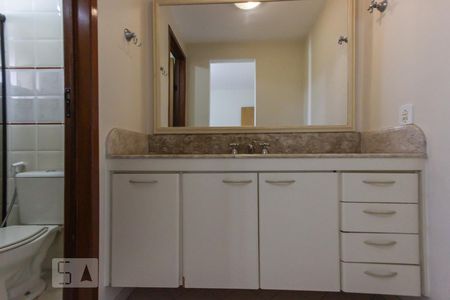 banheiro suíte 1 de apartamento para alugar com 3 quartos, 165m² em Vila Suzana, São Paulo