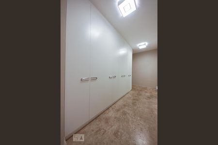 Roupeiro corredor de apartamento para alugar com 2 quartos, 250m² em Cerqueira César, São Paulo