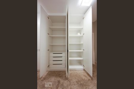 Roupeiro corredor de apartamento para alugar com 2 quartos, 250m² em Cerqueira César, São Paulo