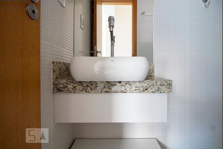 Banheiro de apartamento à venda com 3 quartos, 87m² em Grajaú, Belo Horizonte