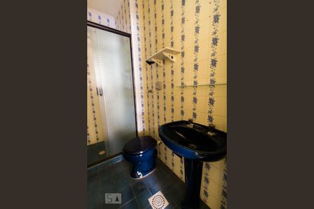Banheiro de apartamento para alugar com 1 quarto, 42m² em São João, Porto Alegre