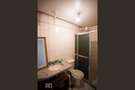 banheiro de apartamento à venda com 2 quartos, 72m² em Icaraí, Niterói