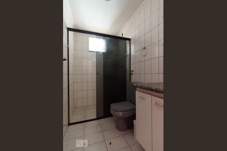 Banheiro de apartamento à venda com 3 quartos, 70m² em Vila Manoel Ferreira, Campinas