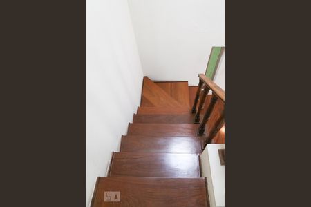 Escada de casa para alugar com 3 quartos, 380m² em Jardim Japão, São Paulo