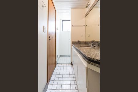 Banheiro de kitnet/studio à venda com 1 quarto, 44m² em Lourdes, Belo Horizonte