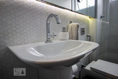Banheiro social detalhe de apartamento à venda com 2 quartos, 50m² em Pinheiros, São Paulo