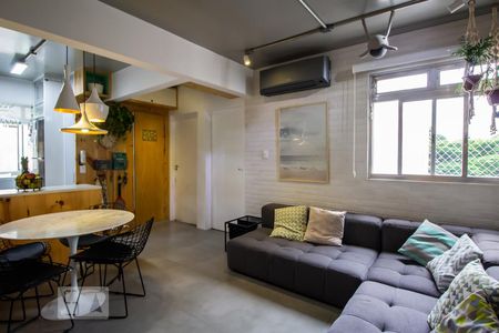 Sala de estar de apartamento à venda com 2 quartos, 50m² em Pinheiros, São Paulo