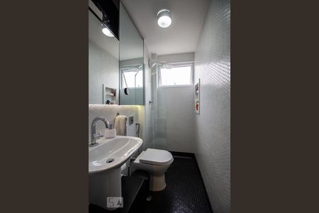 Banheiro social de apartamento à venda com 2 quartos, 50m² em Pinheiros, São Paulo