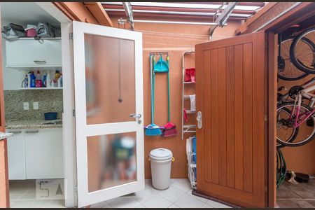 Casa de condomínio à venda com 520m², 4 quartos e 5 vagas Casa de condomínio à venda com 520m², 4 quartos e 5 vagasÁrea de serviço