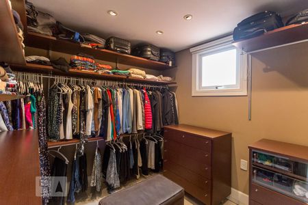 Casa de condomínio à venda com 520m², 4 quartos e 5 vagas Casa de condomínio à venda com 520m², 4 quartos e 5 vagasCloset da suíte 3