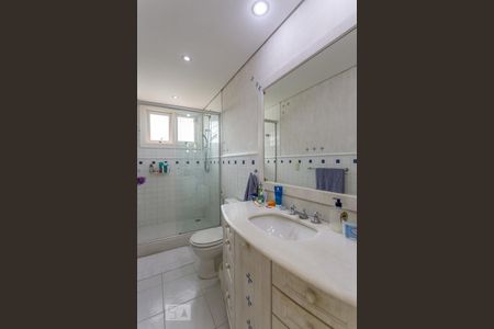 Casa de condomínio à venda com 520m², 4 quartos e 5 vagas Casa de condomínio à venda com 520m², 4 quartos e 5 vagasBanheiro da suíte 1