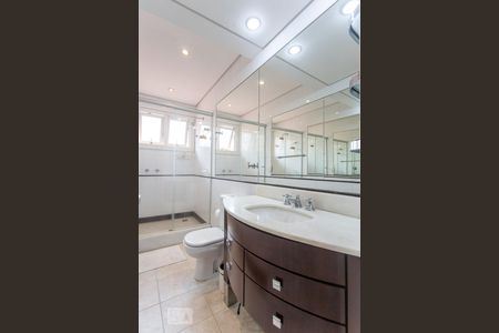 Casa de condomínio à venda com 520m², 4 quartos e 5 vagas Casa de condomínio à venda com 520m², 4 quartos e 5 vagasBanheiro 2 da suíte 3